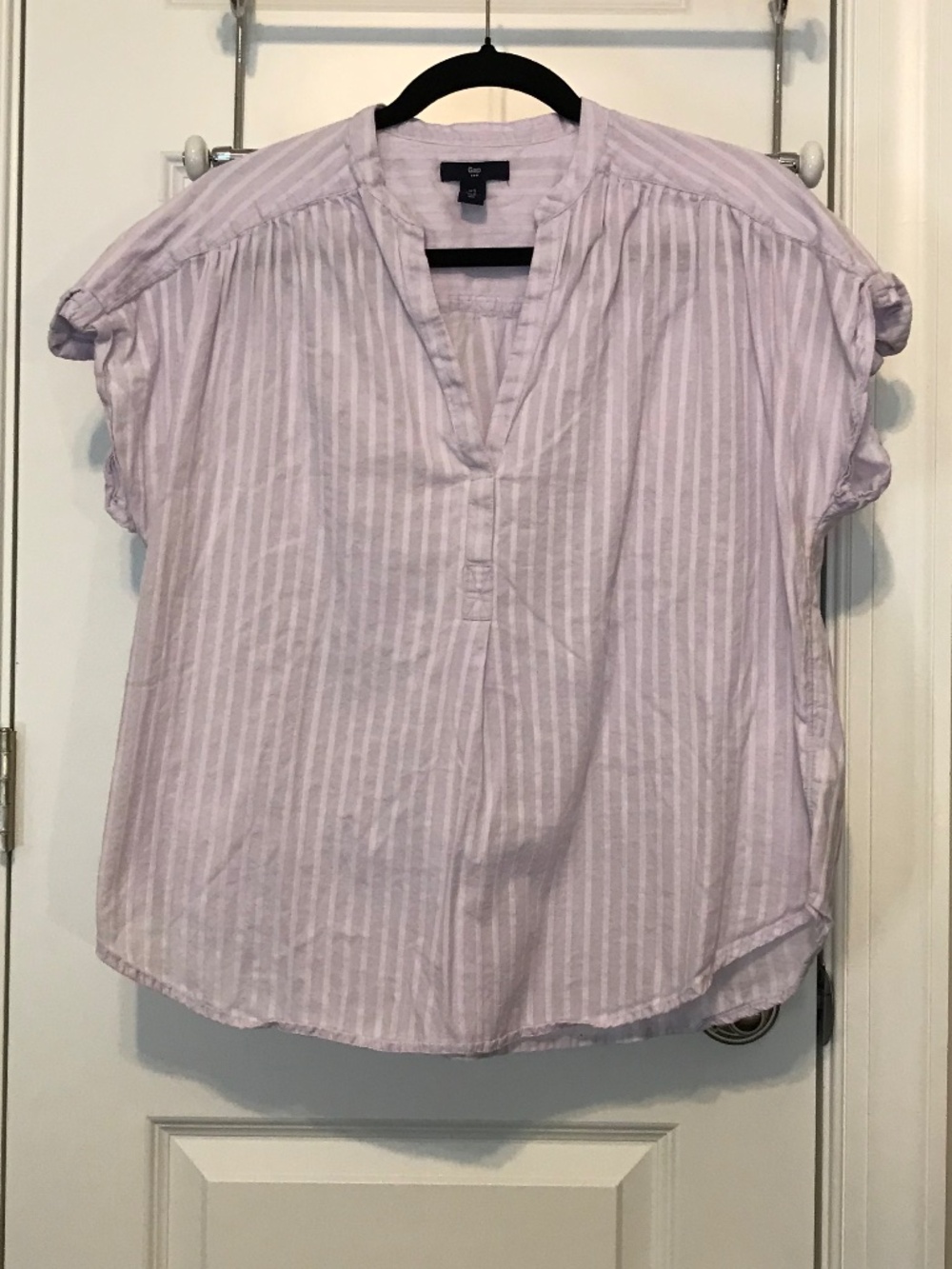 GAP pale lilac striped sleeveless v-neck 💯% cotton blouse (S)